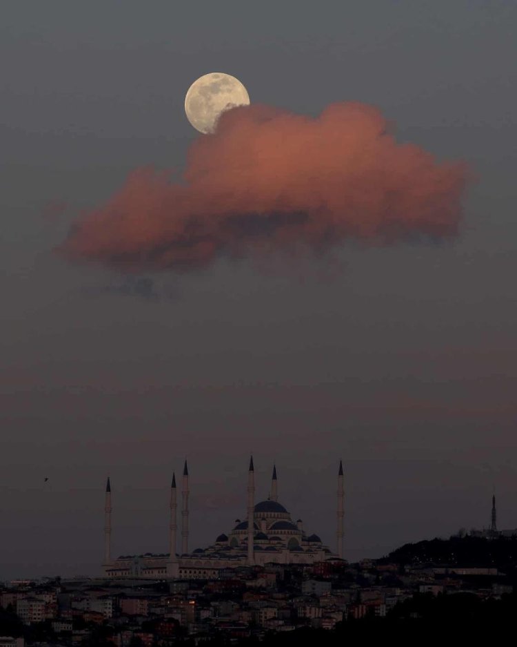 Supermoon Super Flower Moon 2020 Istanbul Turkey