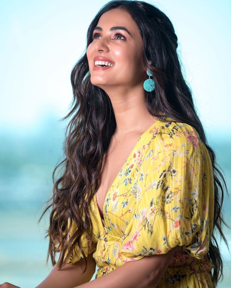 Happy Birthday Sonal Chauhan: Top 10 Mesmerizing Snaps - StarBiz.com