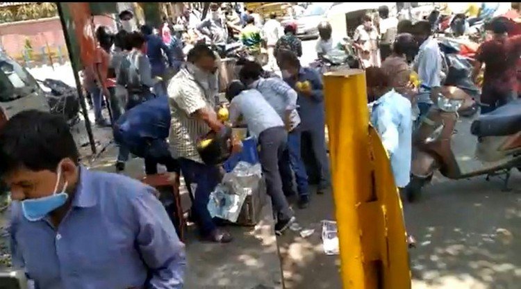 Looting Mangoes In Delhi 2