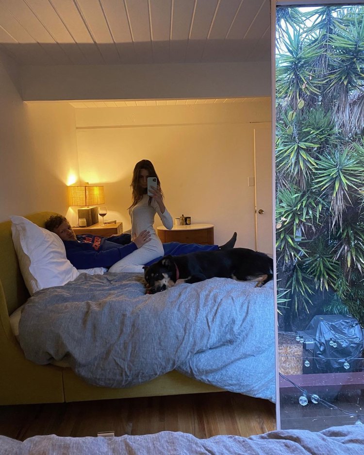 Emily Ratajkowshi And Husband 9