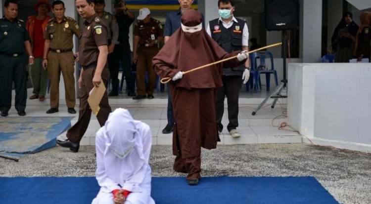 Indonesian couple Female Floggers In Indonesia