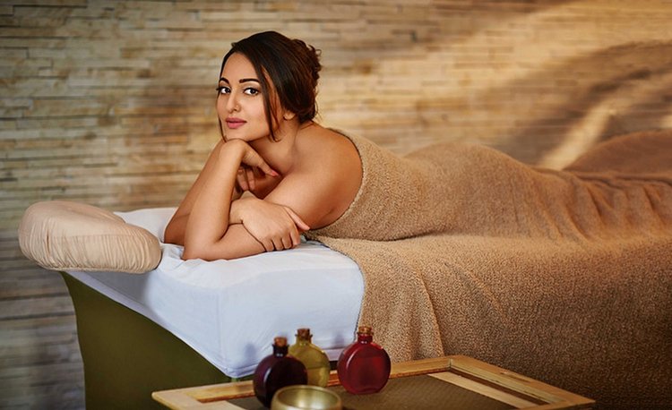 750px x 458px - Sonakshi Sinha Hot Pictures That Will Leave Your Eyes Sweating - StarBiz.com
