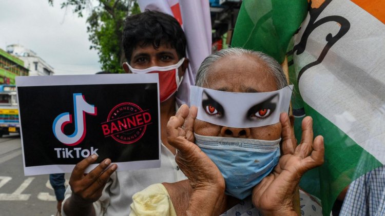 Indian Soldiers Delete Apps 1