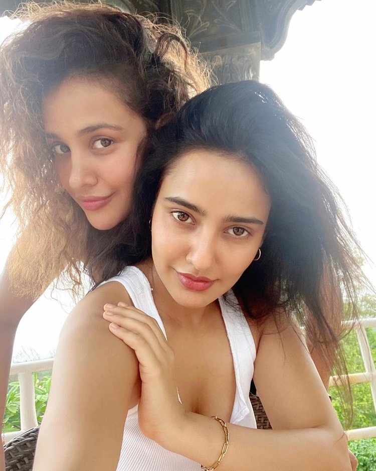 Aisha-Sharma-And-Neha-Sharma-10