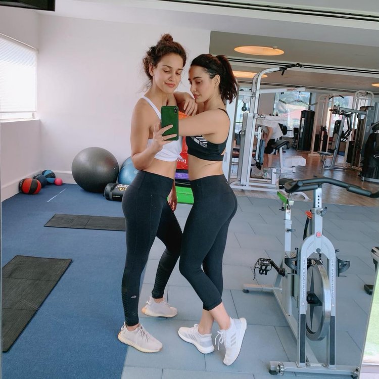 Aisha-Sharma-And-Neha-Sharma-12