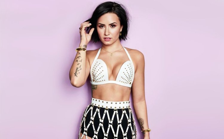 Demi-Lovato-Max-Ehrich-Love-story-6
