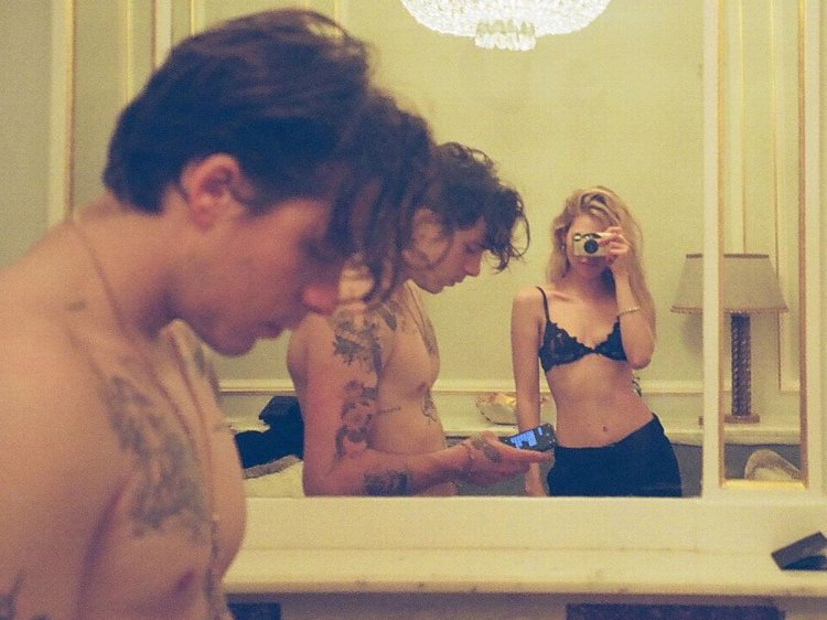 1 Brooklyn Beckham And Girlfriend Towel Selfie