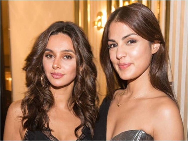 Shibani Dandekar And Rhea Chakraborty