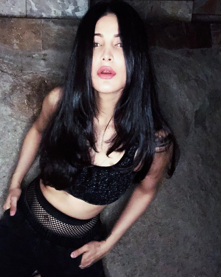 Shruti Haasan In Black 7