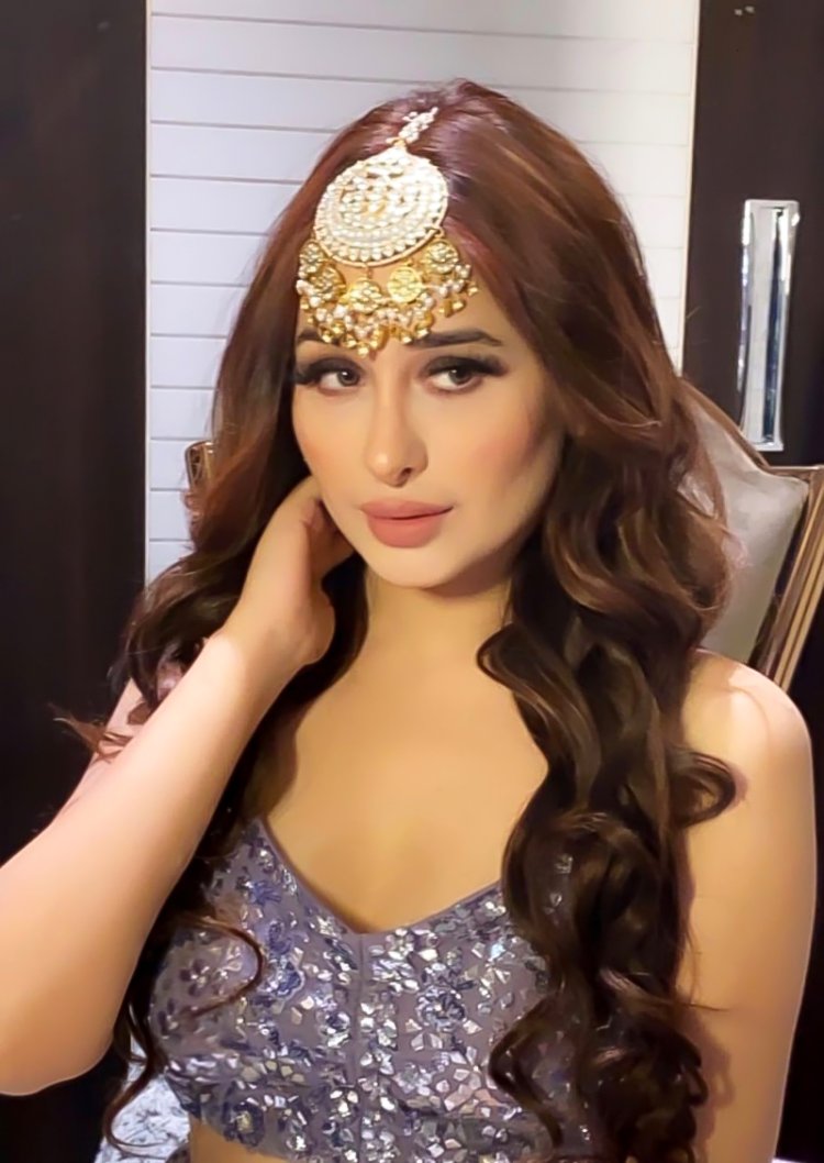 Mahira Sharma Hairstyle 1