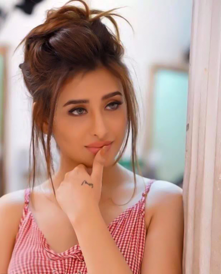 Mahira Sharma Hairstyle 2