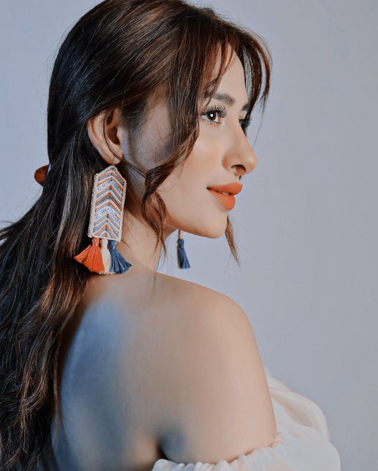 Mahira Sharma Hairstyle 4