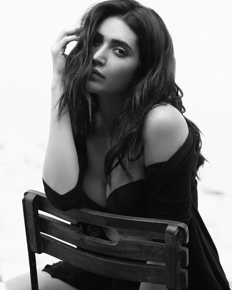 Karishma Tanna Cleavage 10