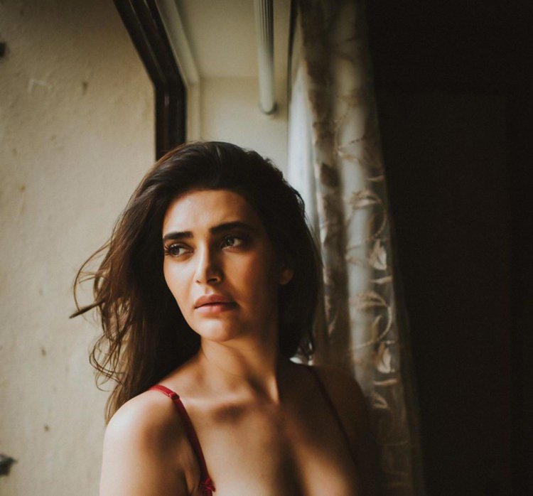 Karishma Tanna Cleavage 8