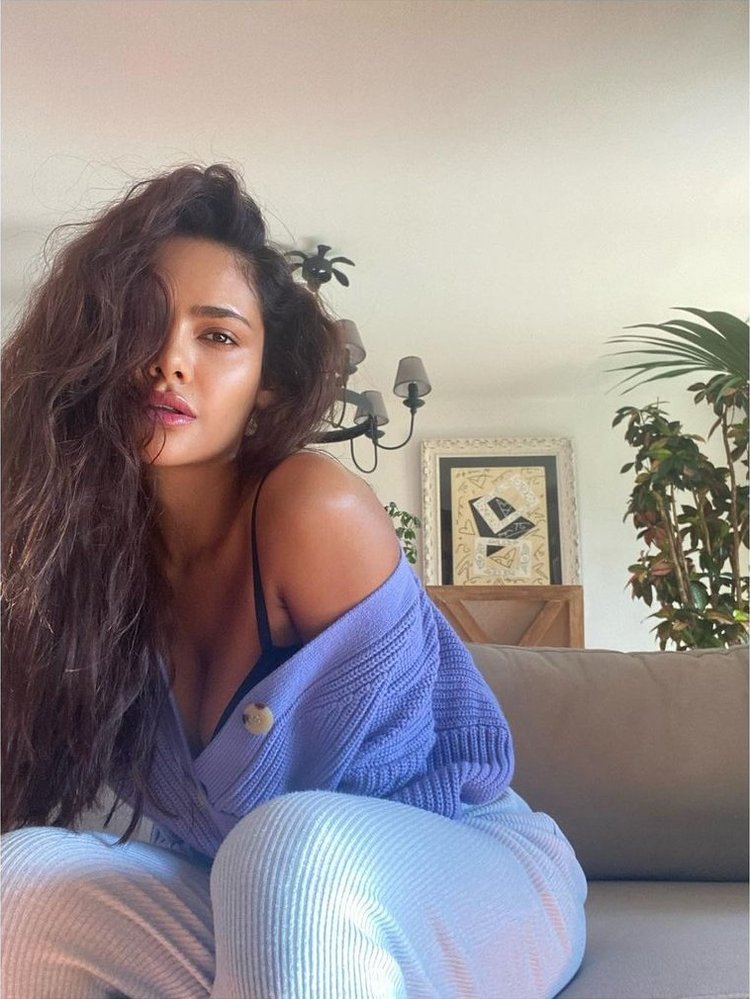 Esha Gupta New Photos Are Vision To Sore Eyes And Fans Can't Keep Calm