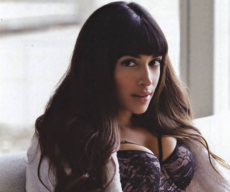 Hannah Simone Fakes