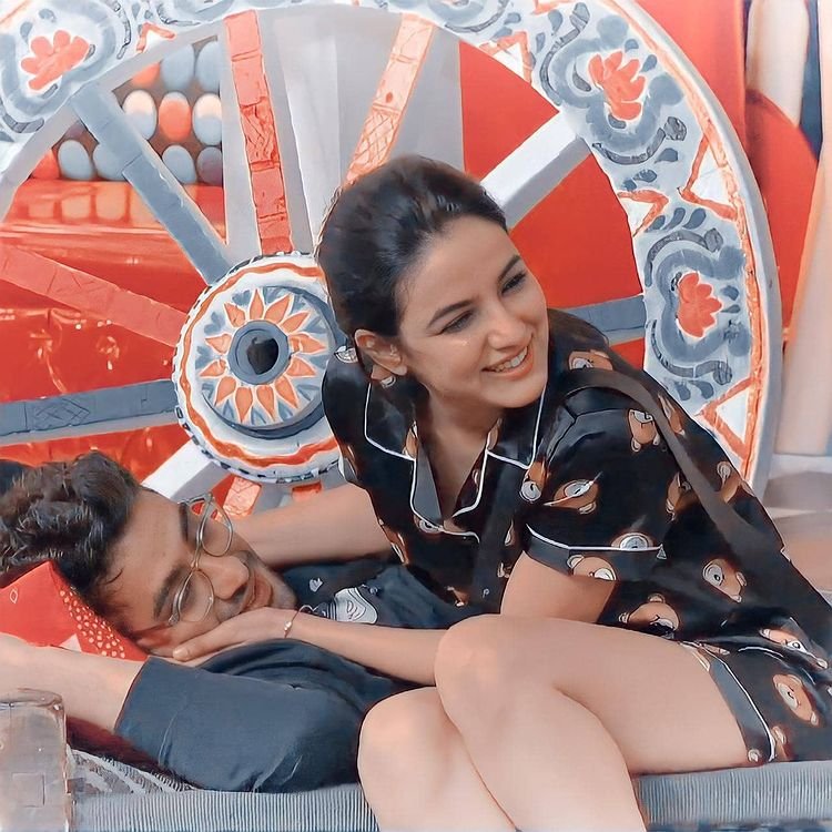 Jasmin Bhasin CONFIRMS Her Relationship With Aly Goni - StarBiz.com