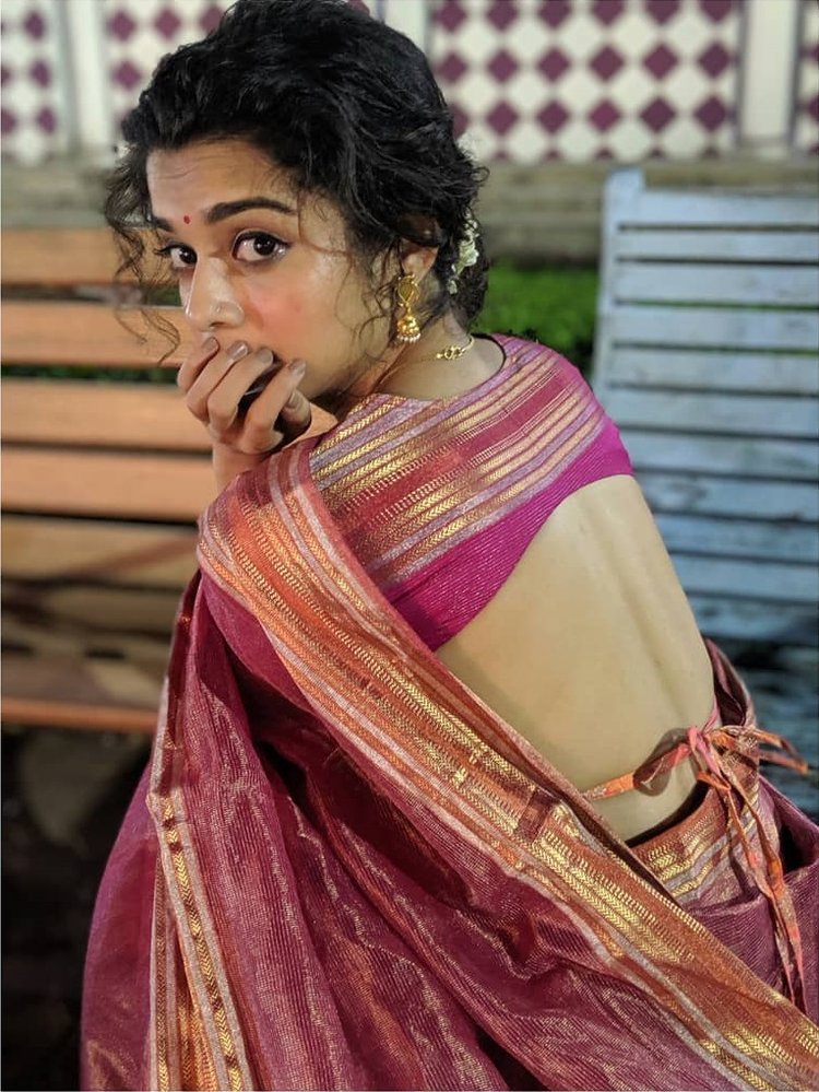 5 Times Mithila Palkar In Saree Looks Take Our Breath Away - StarBiz.com