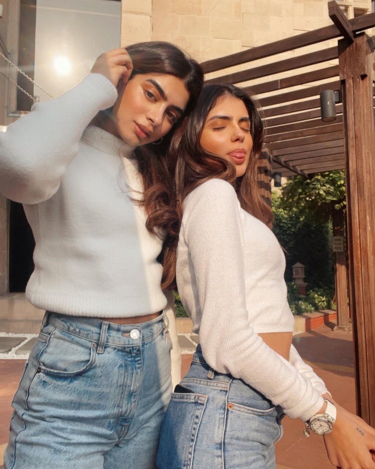 Khushi Kapoor and her friend 1