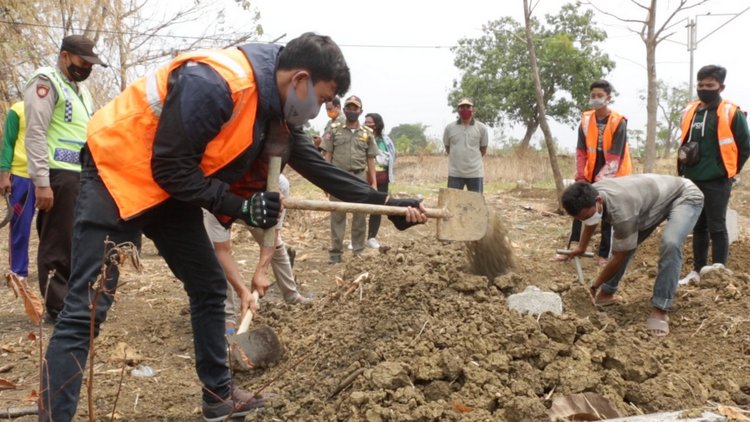 Indonesian Anti Maskers Dig Graves For Covid Victims