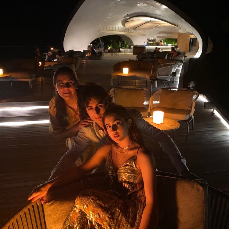 Sara Ali Khan And Her Family In Maldives