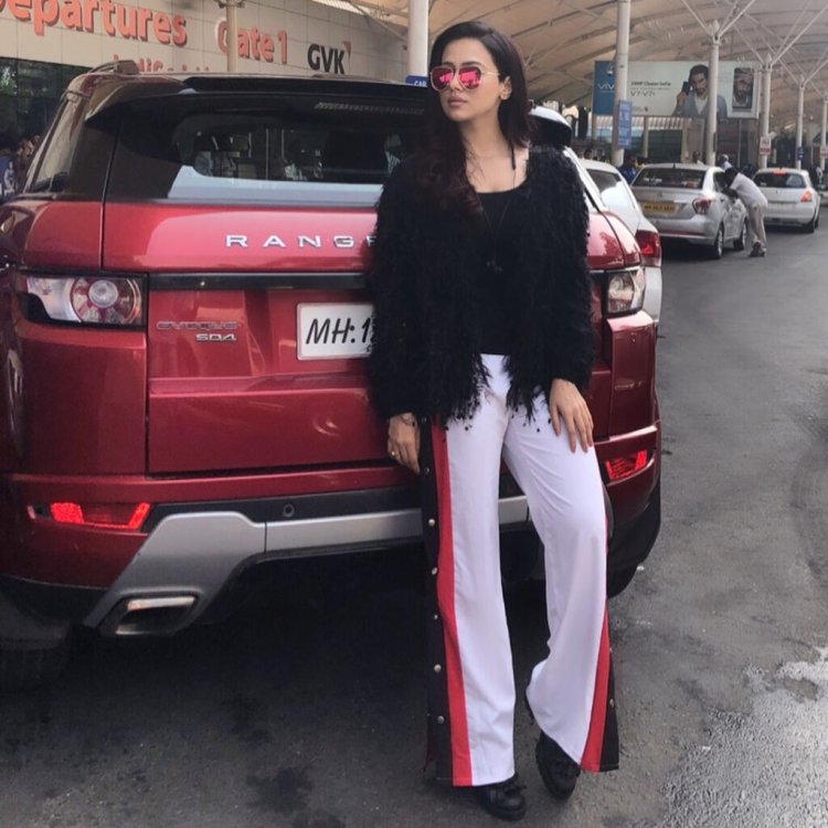 Sana Khan Range Rover Evoque