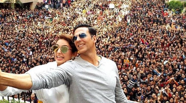 Akshay Kumar And Fans