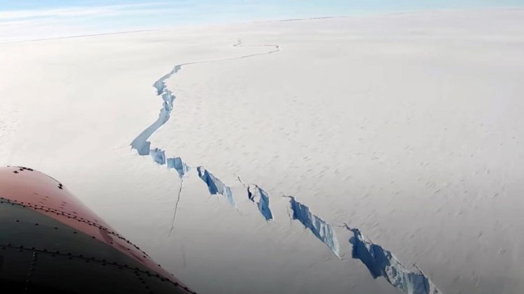 Iceberg Breaks Off From Antarctica 2