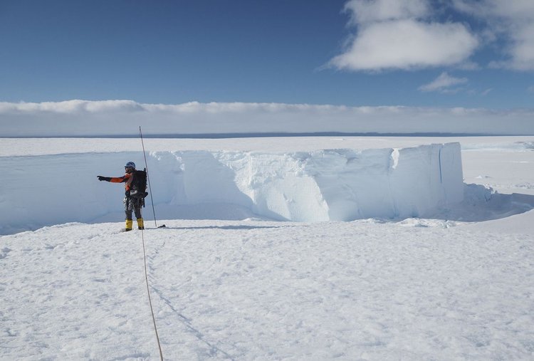 antarctica iceberg breaks off