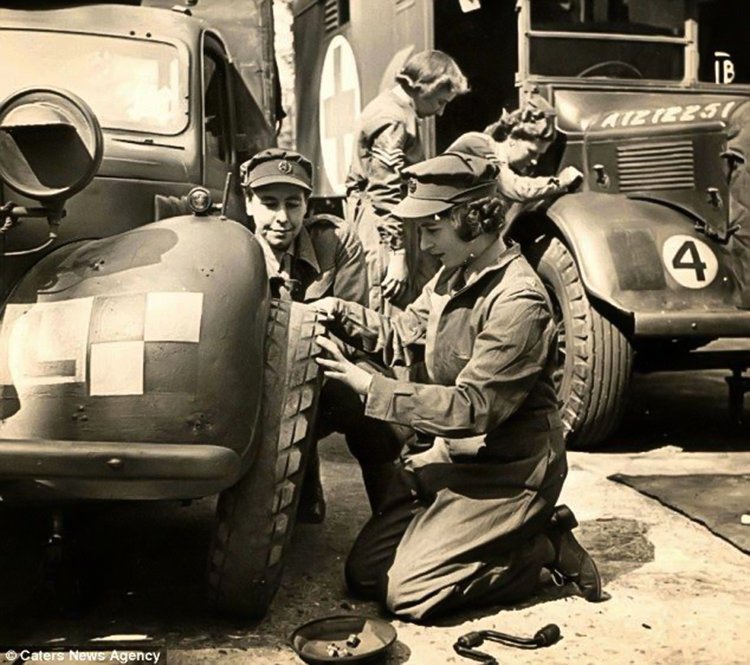 Queen Elizabeth Ii In Military