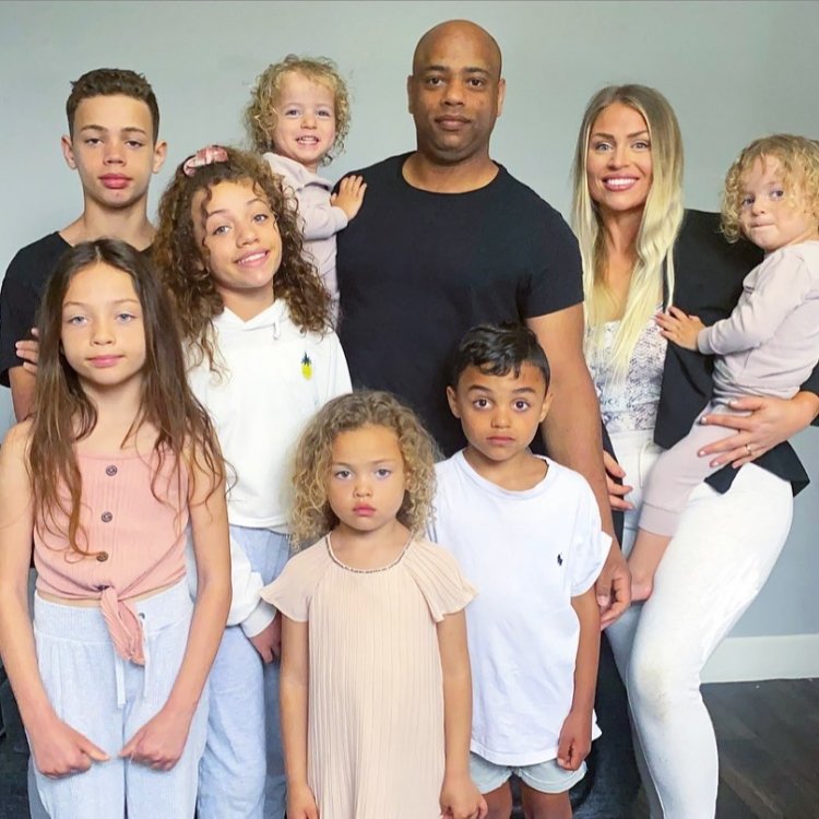 Having 7 Kids With Different Skin Tones, People Assumed The Mother ...