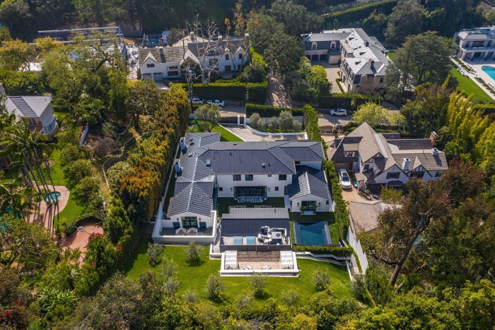 Rihanna Buys 13 8 Million Dollar Mansion 2