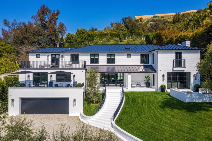 Rihanna Buys 13 8 Million Dollar Mansion